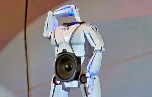 Танцующий робот оснащен качественными динамиками