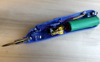 Внутри Solderdoodle аккумулятор, нагревательный элемент и схема управления