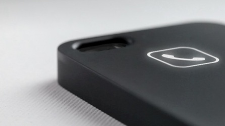 Lunecase работает от электромагнитного излучения смартфона